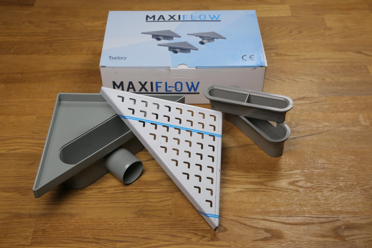 Corner drain with plastic body and stainless grate