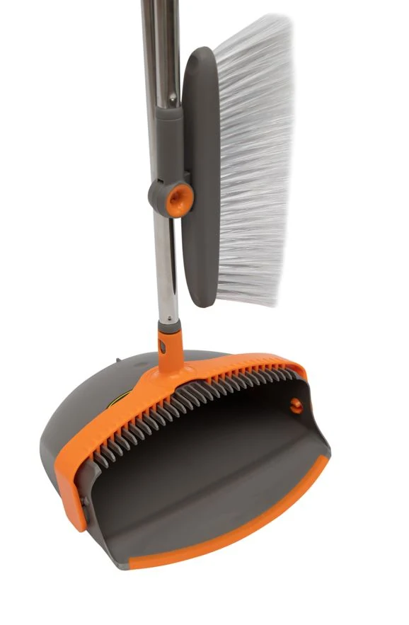 Flip-up scoop with a Kornel brush Flip-up scoop with a Kornel brush