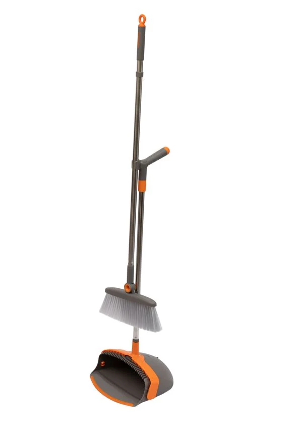 Flip-up scoop with a Kornel brush
