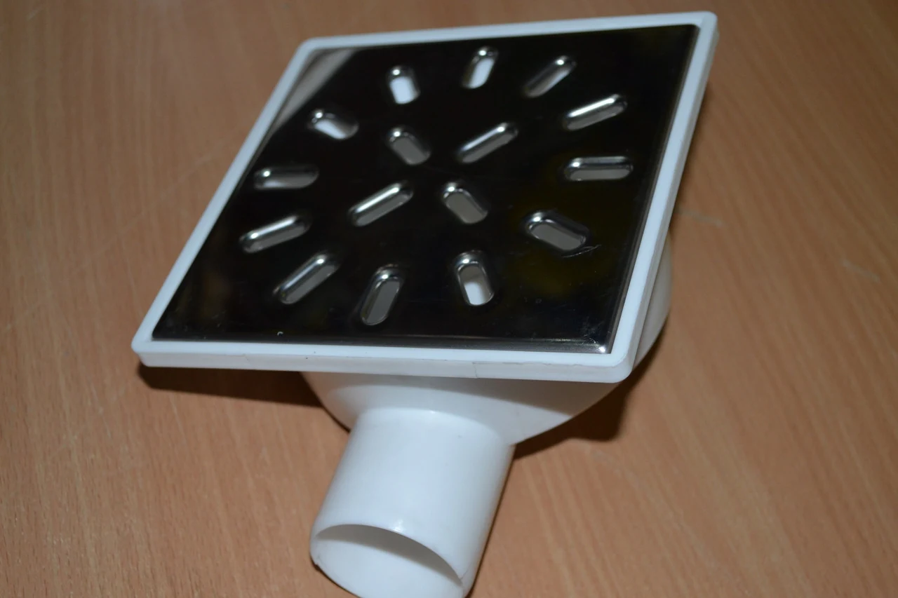 Horizontal drain drain D50, 100*100mm stainless steel grate. steel, water seal Horizontal drain drain D50, 100*100mm stainless steel grate. steel, water seal