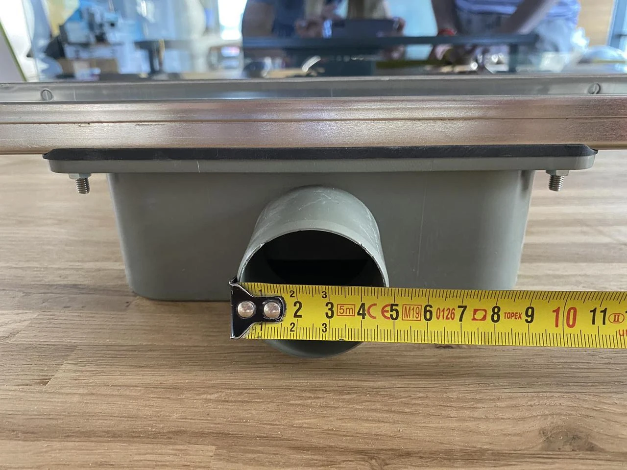 Linear drain with horizontal flange, 33 cm rain grate, shower channel with side outlet Linear drain with horizontal flange, 33 cm rain grate, shower channel with side outlet