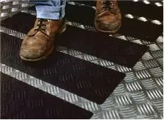 Протиковзка стрічка 3m Safety-walk формована для нерівних поверхонь 510, чорний колір 51 мм. 7000010831