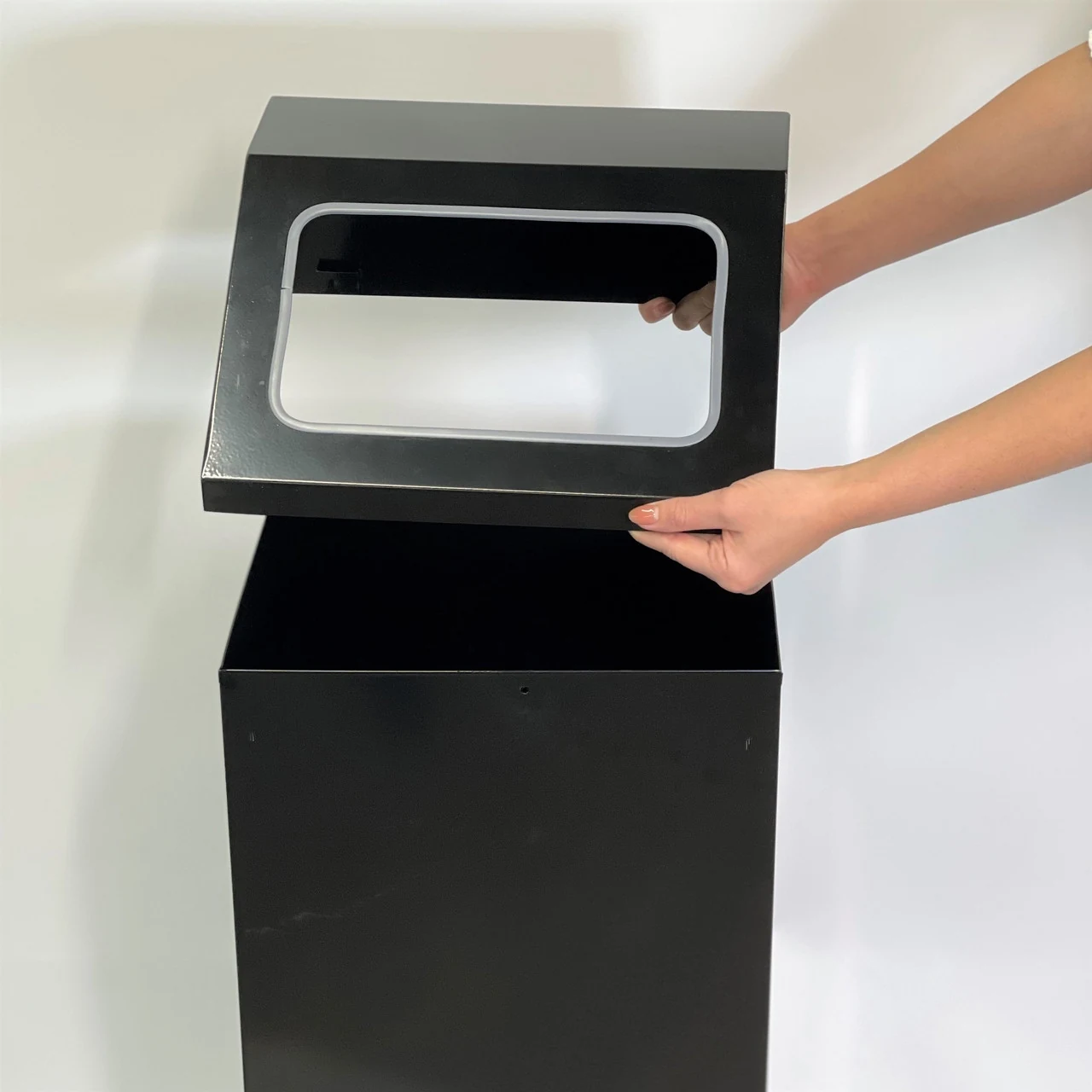 Rectangular trash bin 80L with open lid (black) / Full stainless steel bin Rectangular trash bin 80L with open lid (black) / Full stainless steel bin