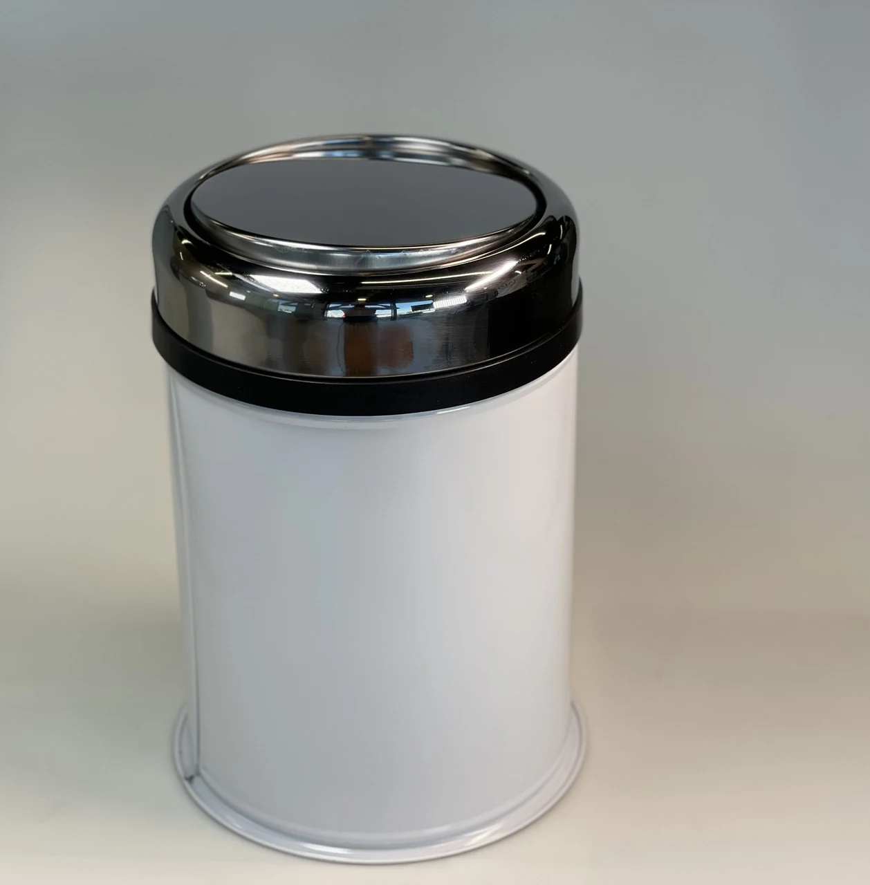 Round trash can with rotating stainless steel lid and rim, 8 liters, white