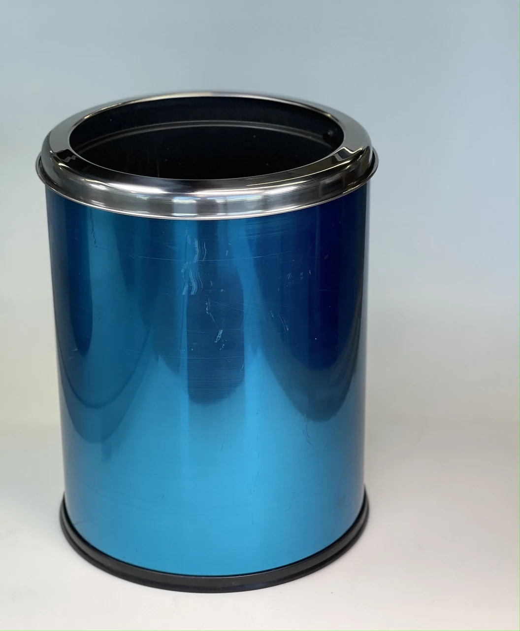 Round trash can with stainless steel lid, 12 liters, 33 cm, diameter 24 cm.