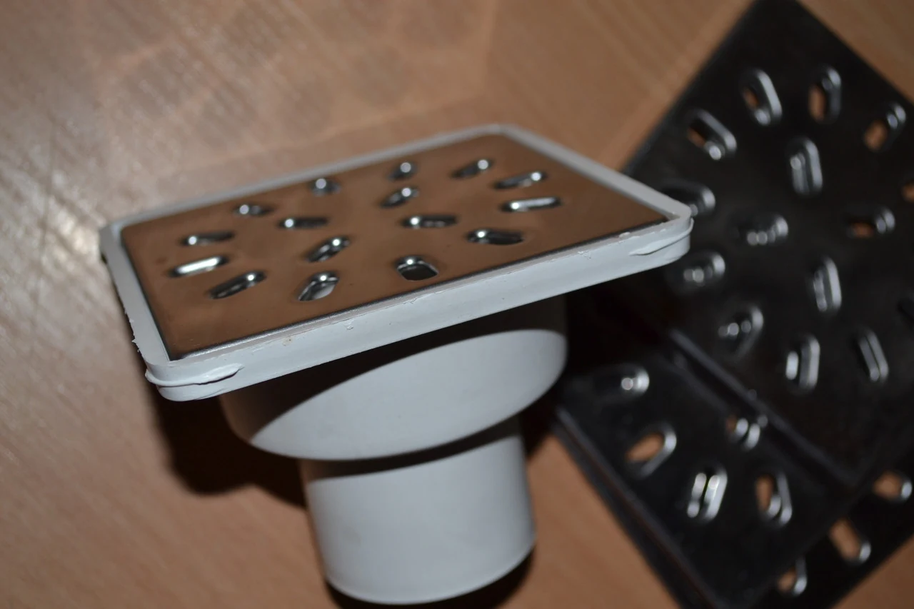 Shower drain for D50 vertical with stainless grate 150*150mm, dry shutter Shower drain for D50 vertical with stainless grate 150*150mm, dry shutter