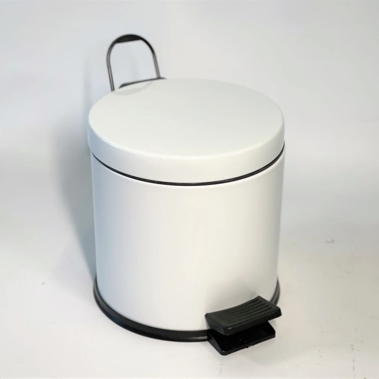 Stainless steel pedal trash bin 3 liters 22cm, diameter 21cm, white