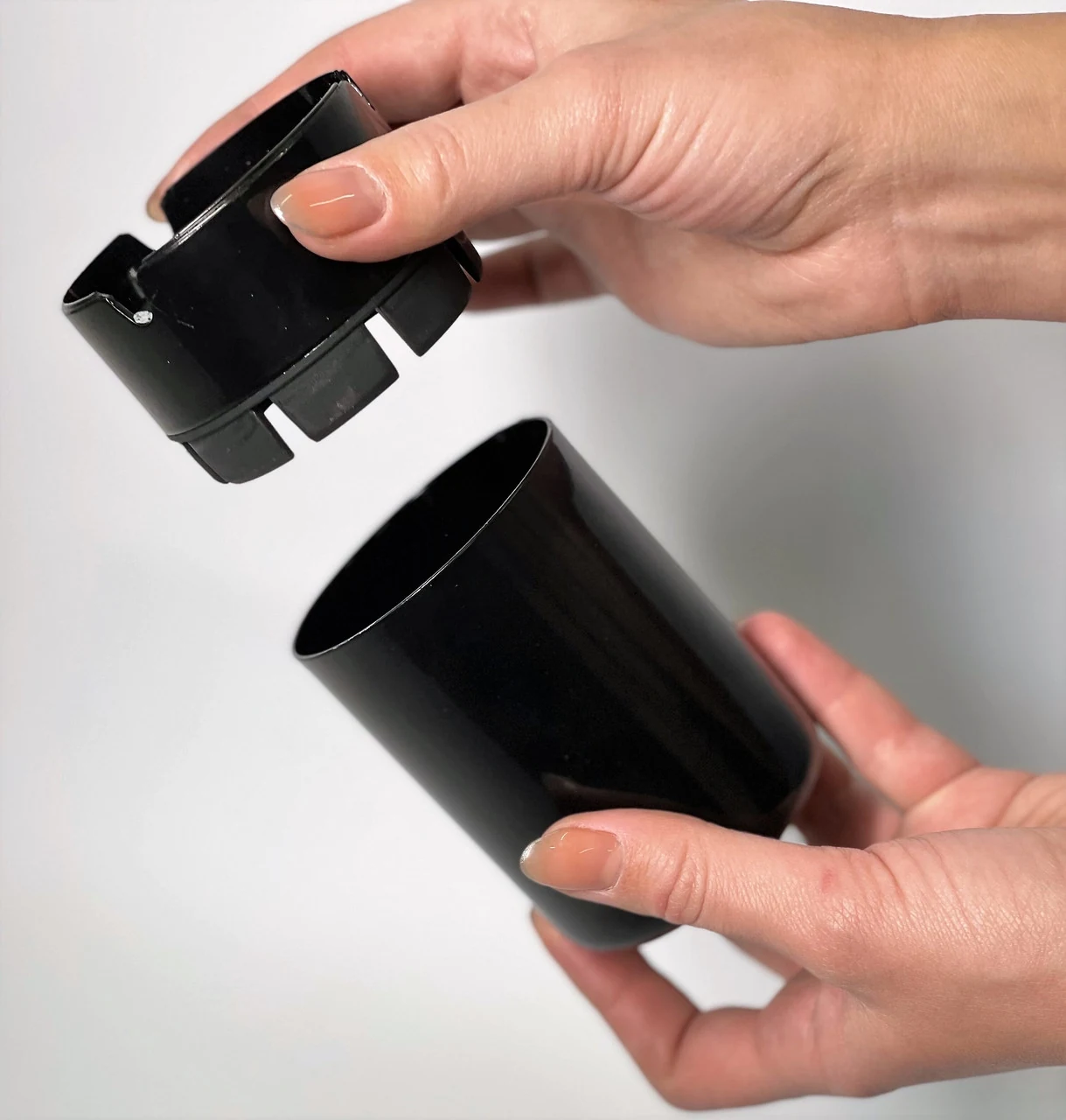 Tabletop ashtray made of stainless steel, black 12cm Maxi Tabletop ashtray made of stainless steel, black 12cm Maxi