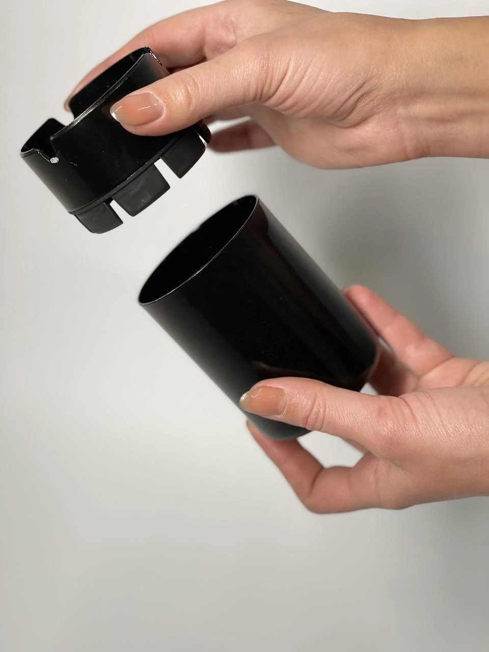 Tabletop ashtray made of stainless steel, black 12cm Maxi Tabletop ashtray made of stainless steel, black 12cm Maxi