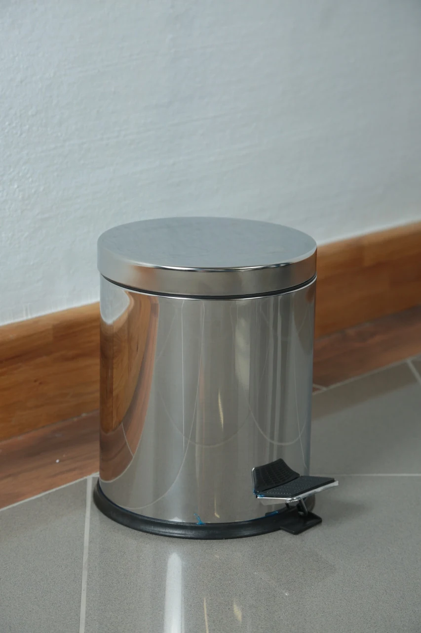 Trash can with pedal 5l. stainless steel steel, 26cm, diameter 21cm.)