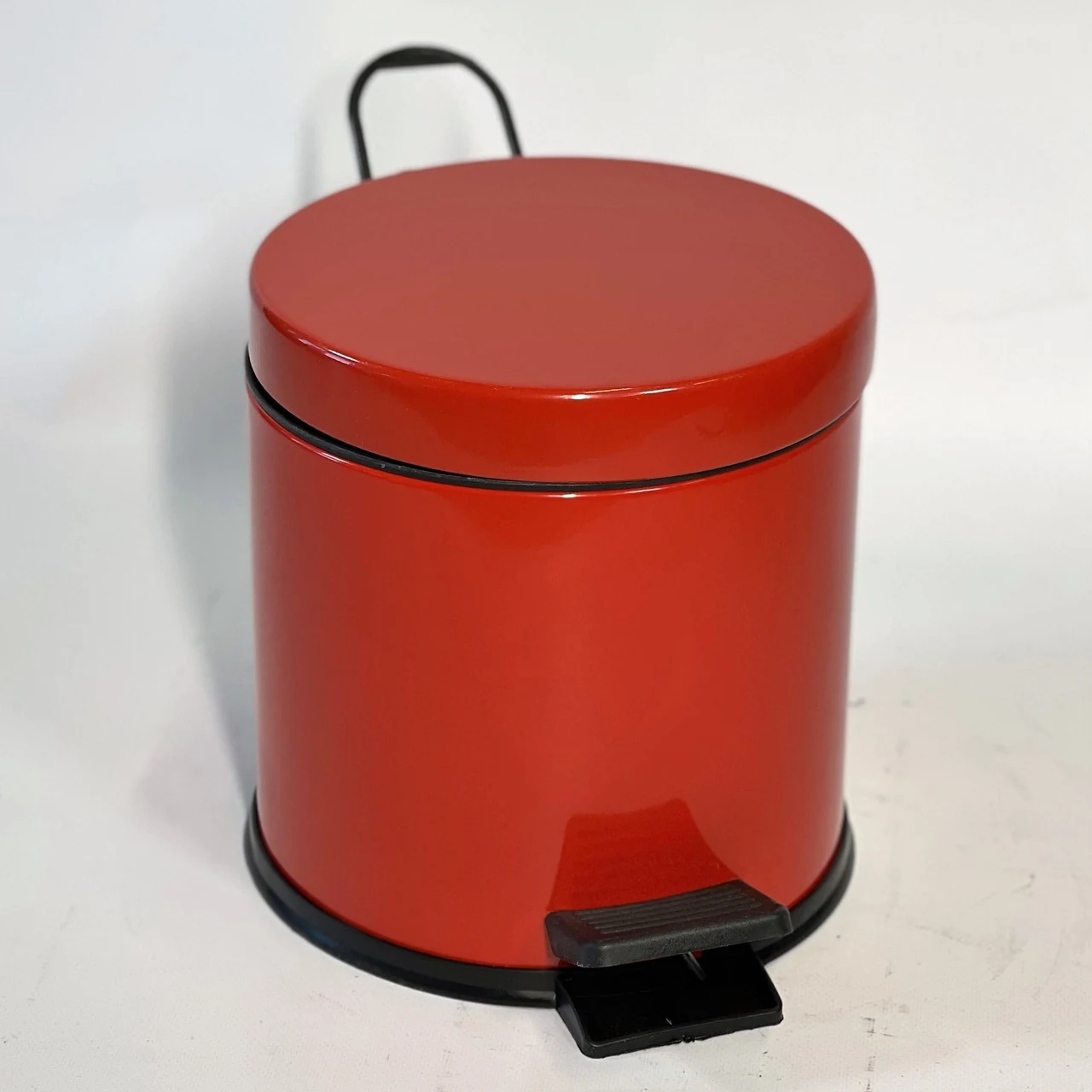 Trash can with pedal made of stainless steel 3 liters 22cm, diameter 21cm, red