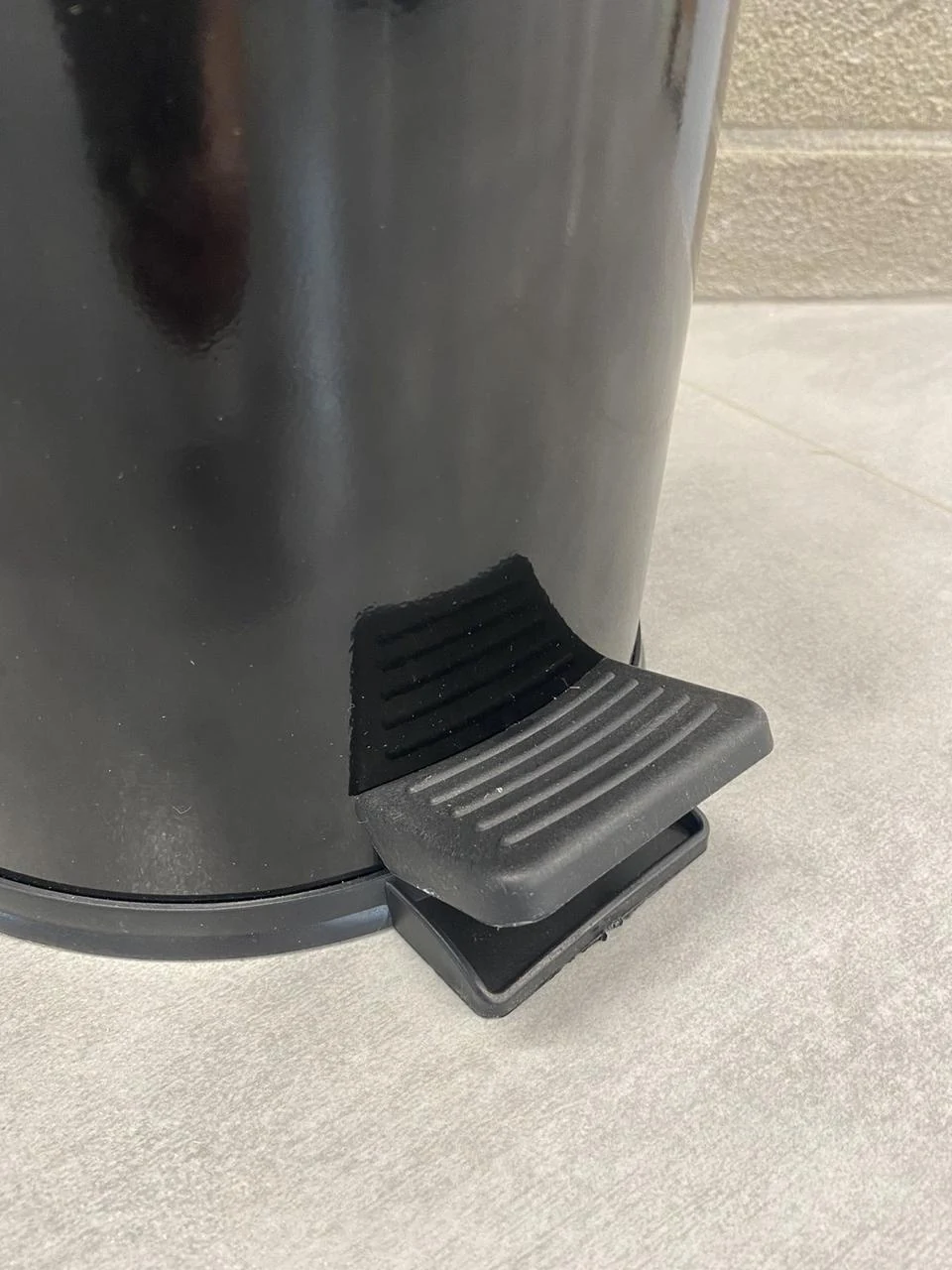 Trash can with pedal stainless steel 3 liters 22cm, diameter 21cm black Trash can with pedal stainless steel 3 liters 22cm, diameter 21cm black