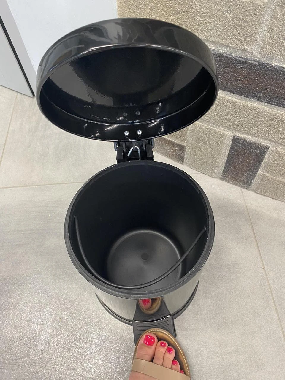 Trash can with pedal stainless steel 3 liters 22cm, diameter 21cm black Trash can with pedal stainless steel 3 liters 22cm, diameter 21cm black