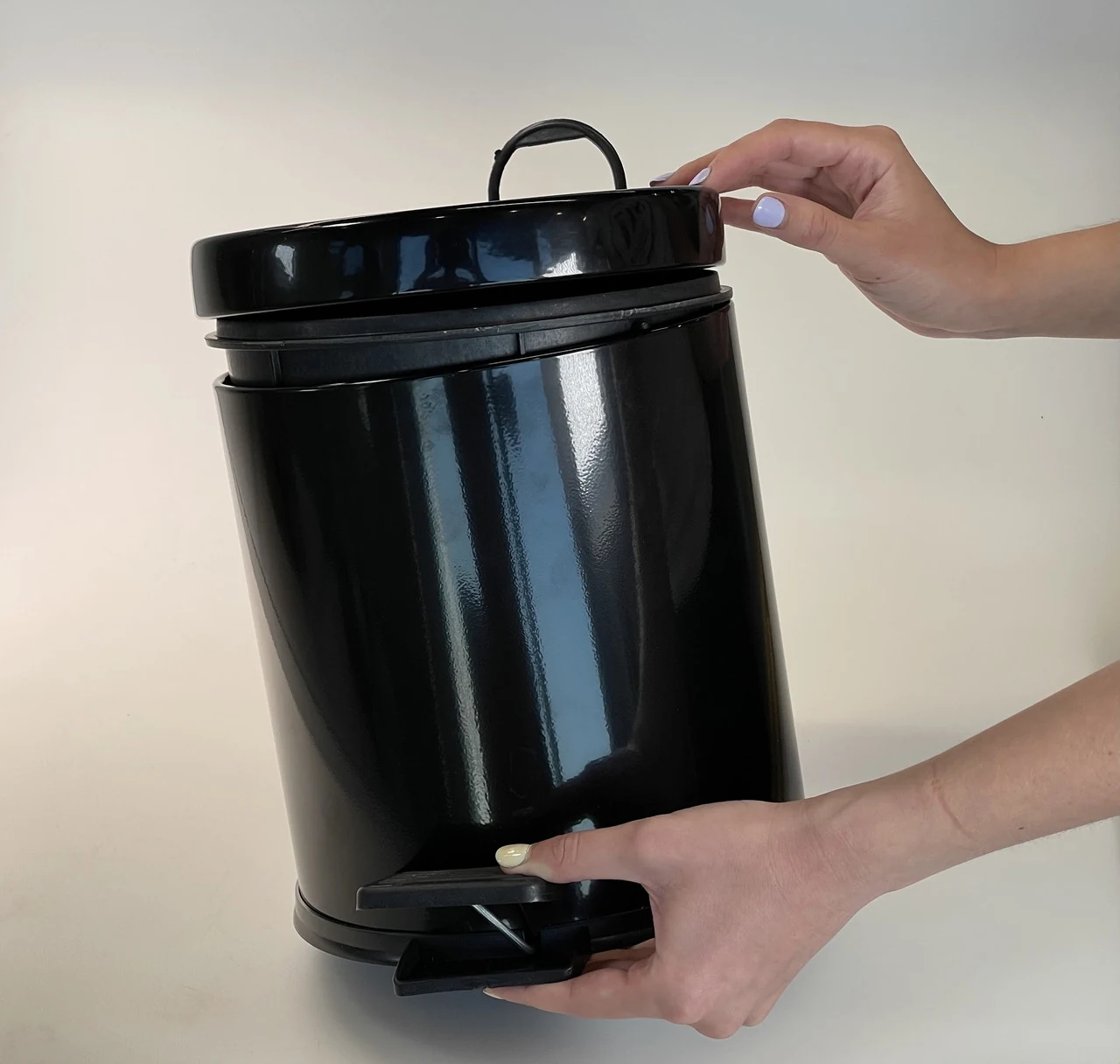 Trash can with pedal stainless steel 3 liters 22cm, diameter 21cm black Trash can with pedal stainless steel 3 liters 22cm, diameter 21cm black