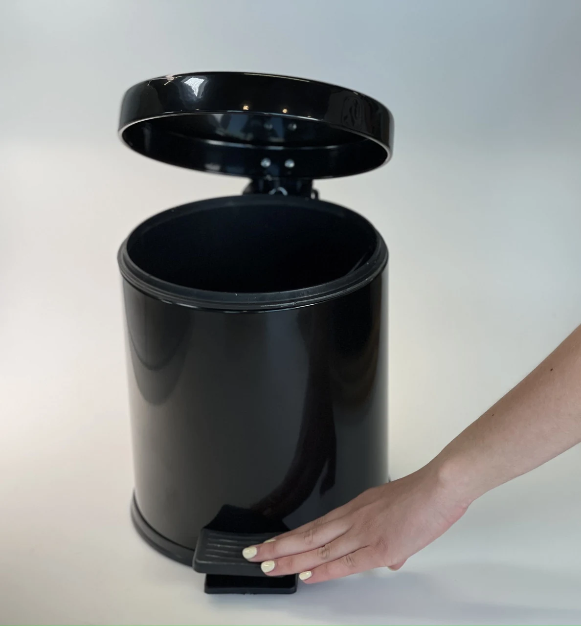 Trash can with pedal stainless steel 3 liters 22cm, diameter 21cm black Trash can with pedal stainless steel 3 liters 22cm, diameter 21cm black