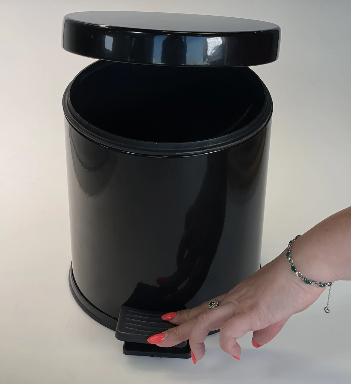 Trash can with pedal stainless steel 3 liters 22cm, diameter 21cm black Trash can with pedal stainless steel 3 liters 22cm, diameter 21cm black