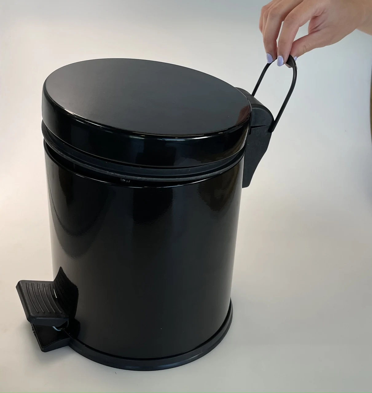 Trash can with pedal stainless steel 3 liters 22cm, diameter 21cm black Trash can with pedal stainless steel 3 liters 22cm, diameter 21cm black