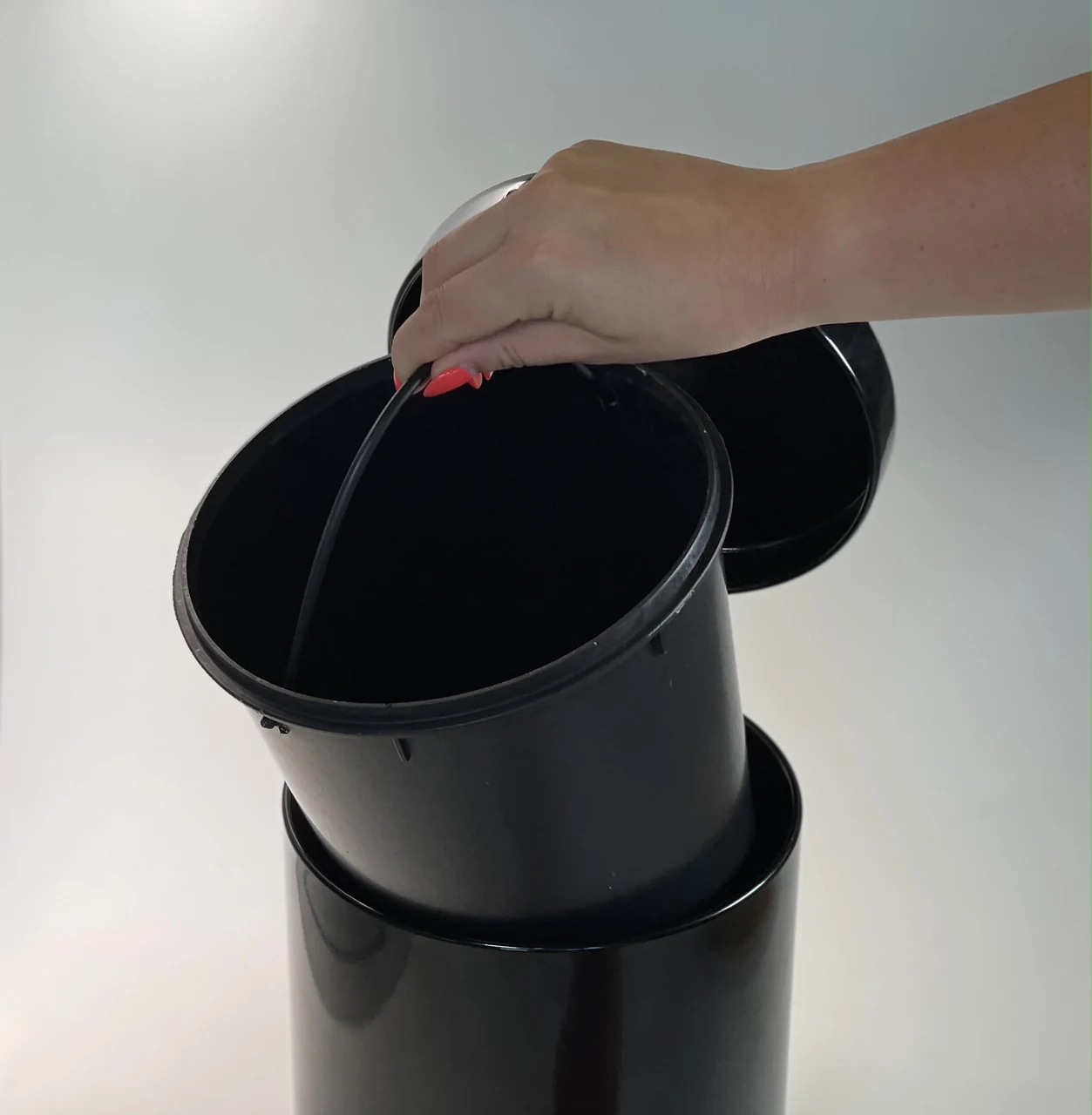 Trash can with pedal stainless steel 3 liters 22cm, diameter 21cm black Trash can with pedal stainless steel 3 liters 22cm, diameter 21cm black