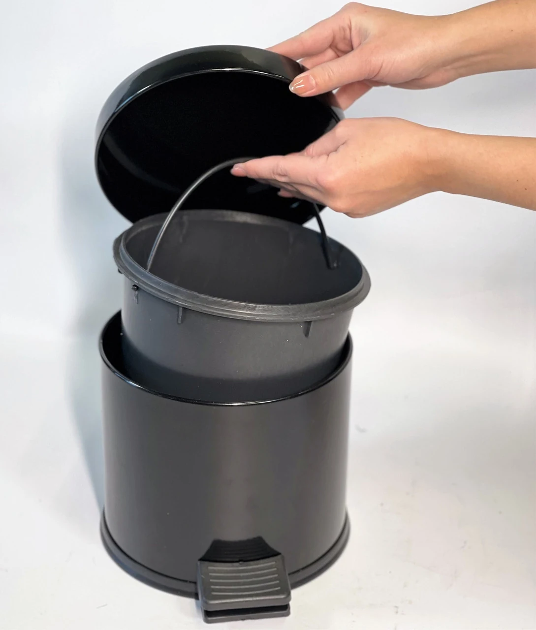 Trash can with pedal stainless steel 3 liters 22cm, diameter 21cm black Trash can with pedal stainless steel 3 liters 22cm, diameter 21cm black