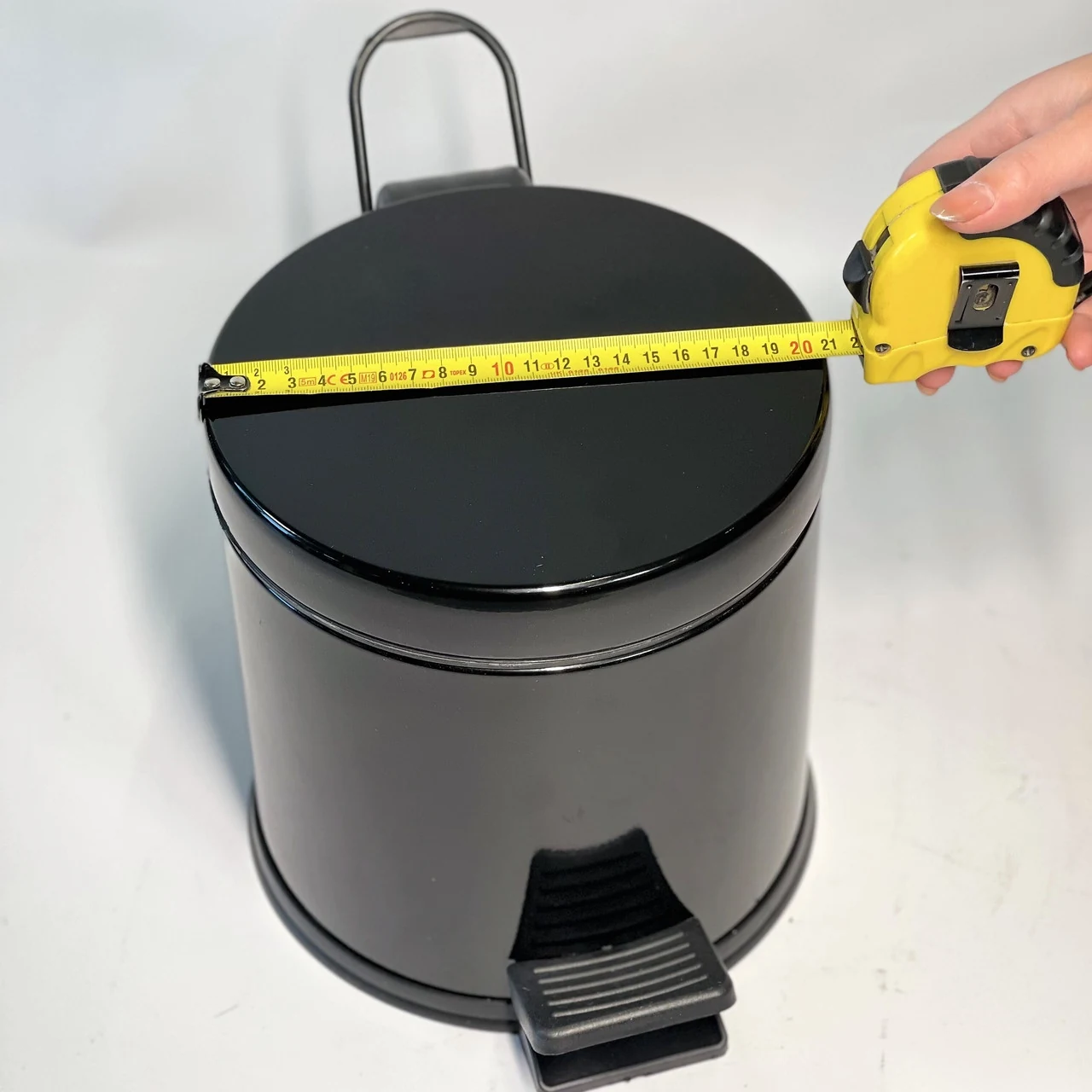 Trash can with pedal stainless steel 3 liters 22cm, diameter 21cm black Trash can with pedal stainless steel 3 liters 22cm, diameter 21cm black