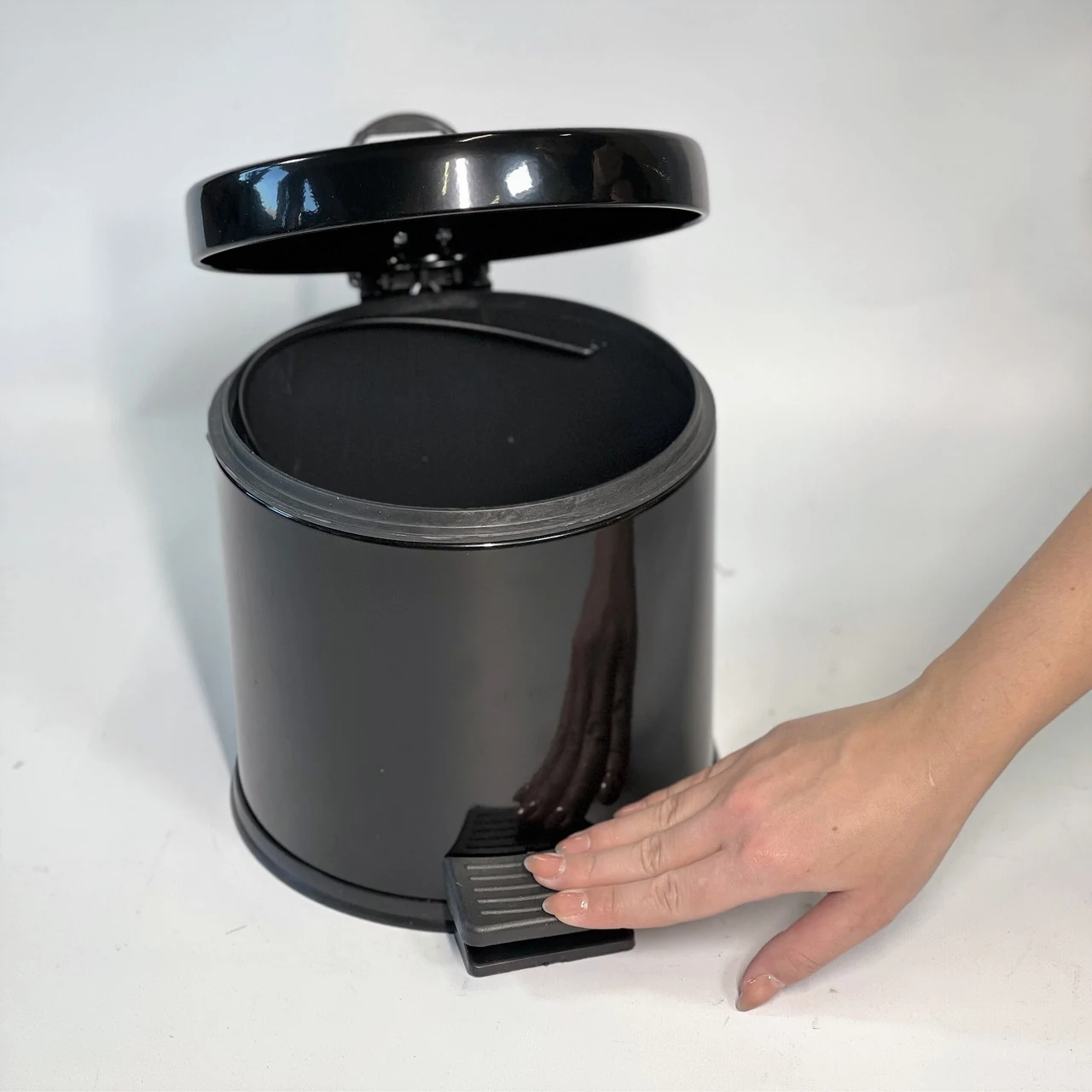 Trash can with pedal stainless steel 3 liters 22cm, diameter 21cm black Trash can with pedal stainless steel 3 liters 22cm, diameter 21cm black