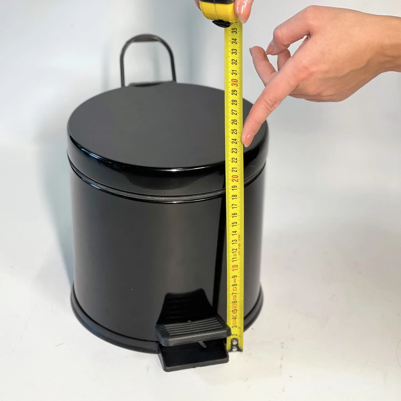 Trash can with pedal stainless steel 3 liters 22cm, diameter 21cm black Trash can with pedal stainless steel 3 liters 22cm, diameter 21cm black