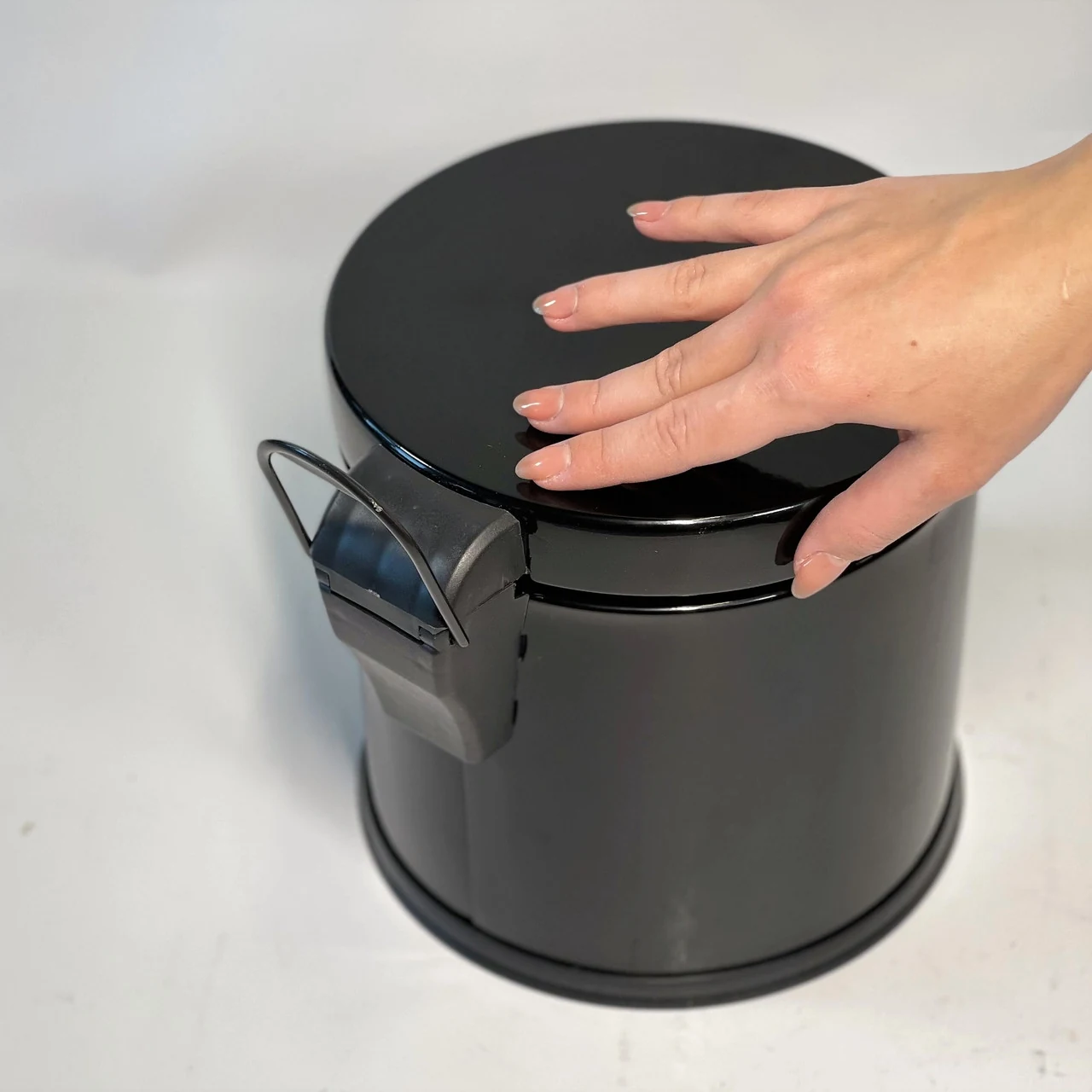 Trash can with pedal stainless steel 3 liters 22cm, diameter 21cm black Trash can with pedal stainless steel 3 liters 22cm, diameter 21cm black