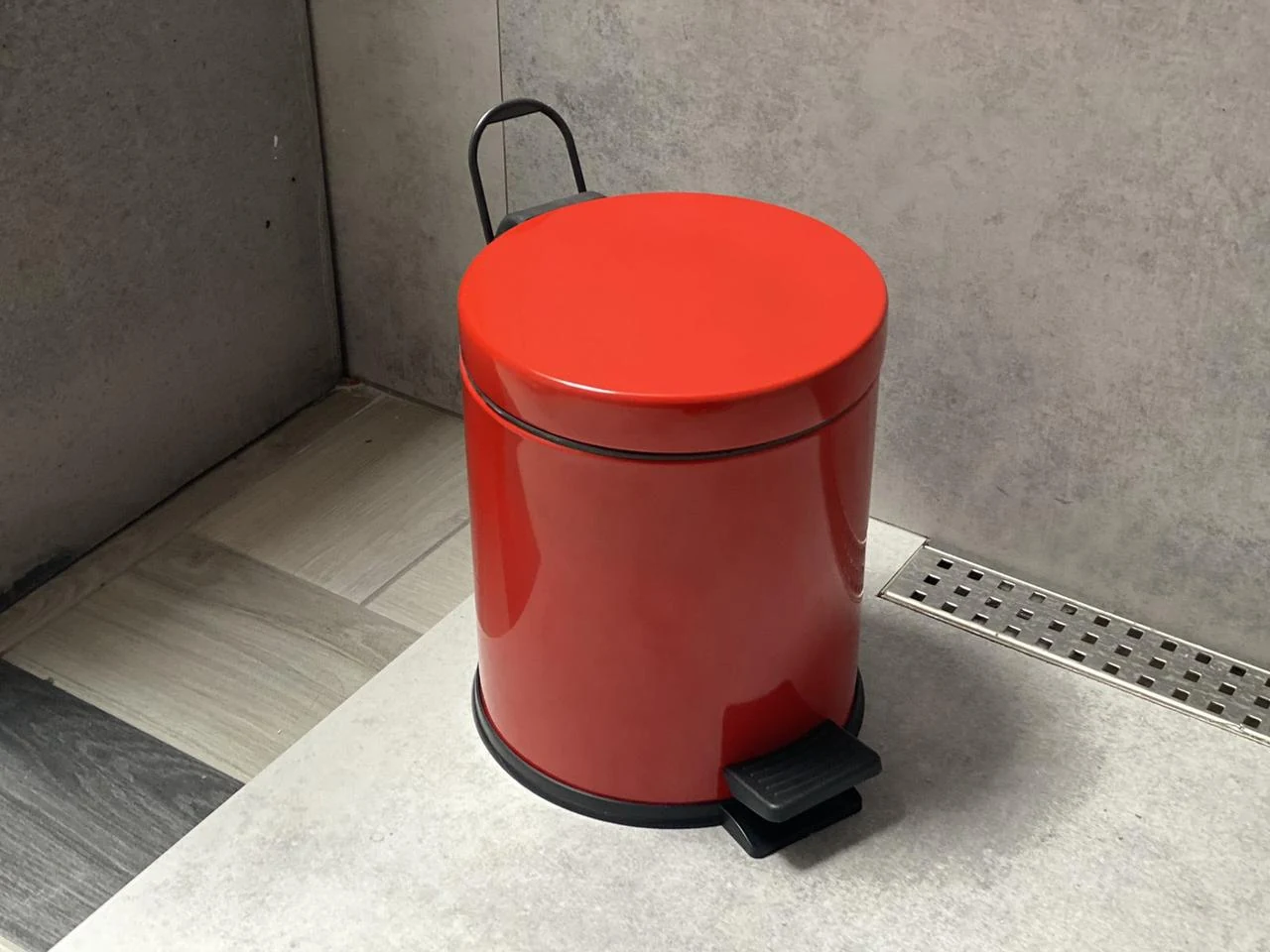 Trash can with pedal steel round red color 35cm, diameter 25cm 12 liters