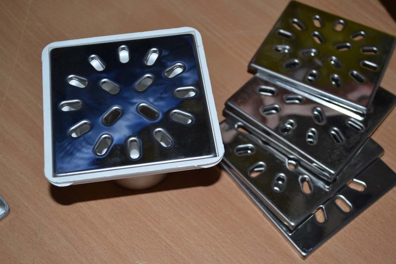 Vertical drain D50, with a 100*100mm stainless steel grid. steel with water seal Vertical drain D50, with a 100*100mm stainless steel grid. steel with water seal